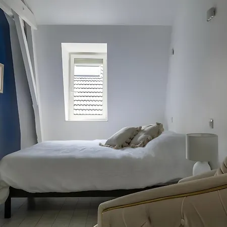 Spacieux Duplex Design - Centre Apartment *